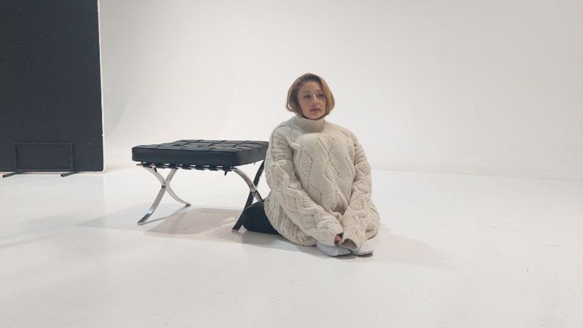 Тіна Кароль у светрі на підлозі – кадри з нової фотосесії 