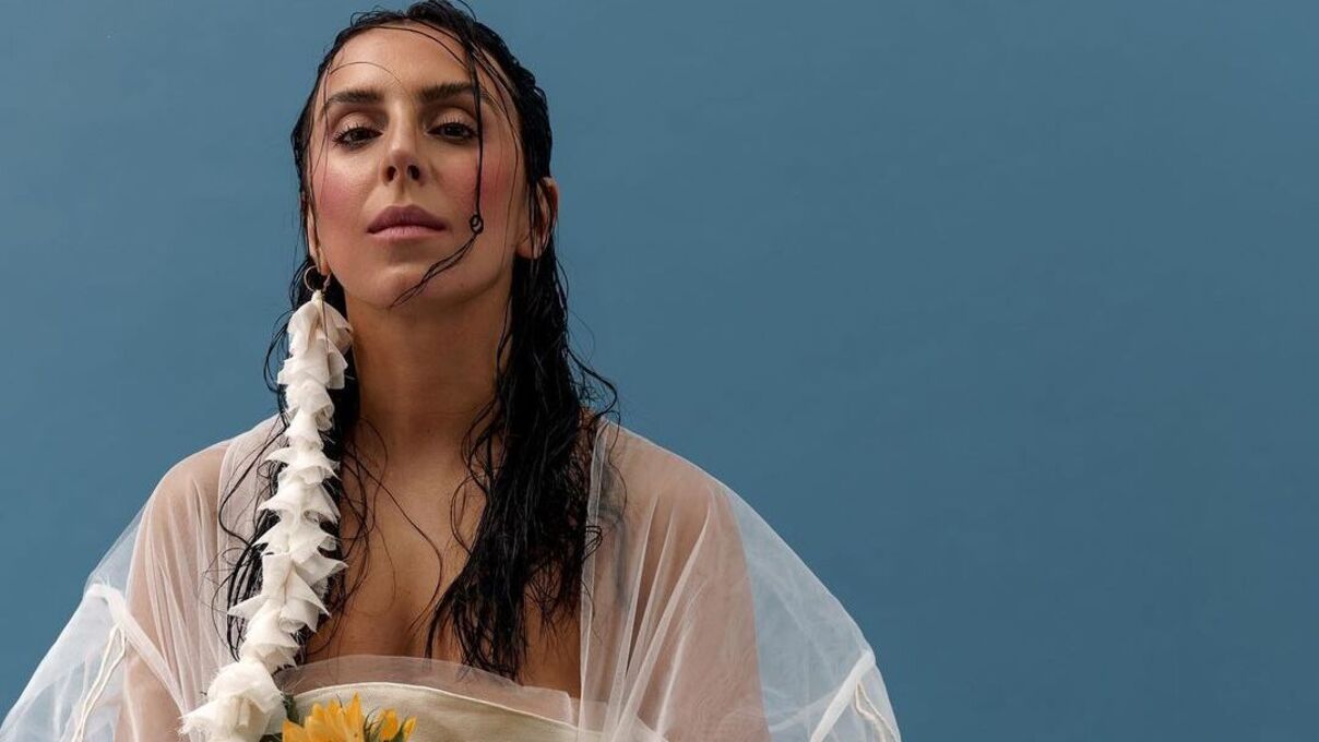 Джамала позировала с подсолнухами и призналась, как на нее повлияла война Джамала позировала с подсолнухами и призналась, как на нее повлияла война