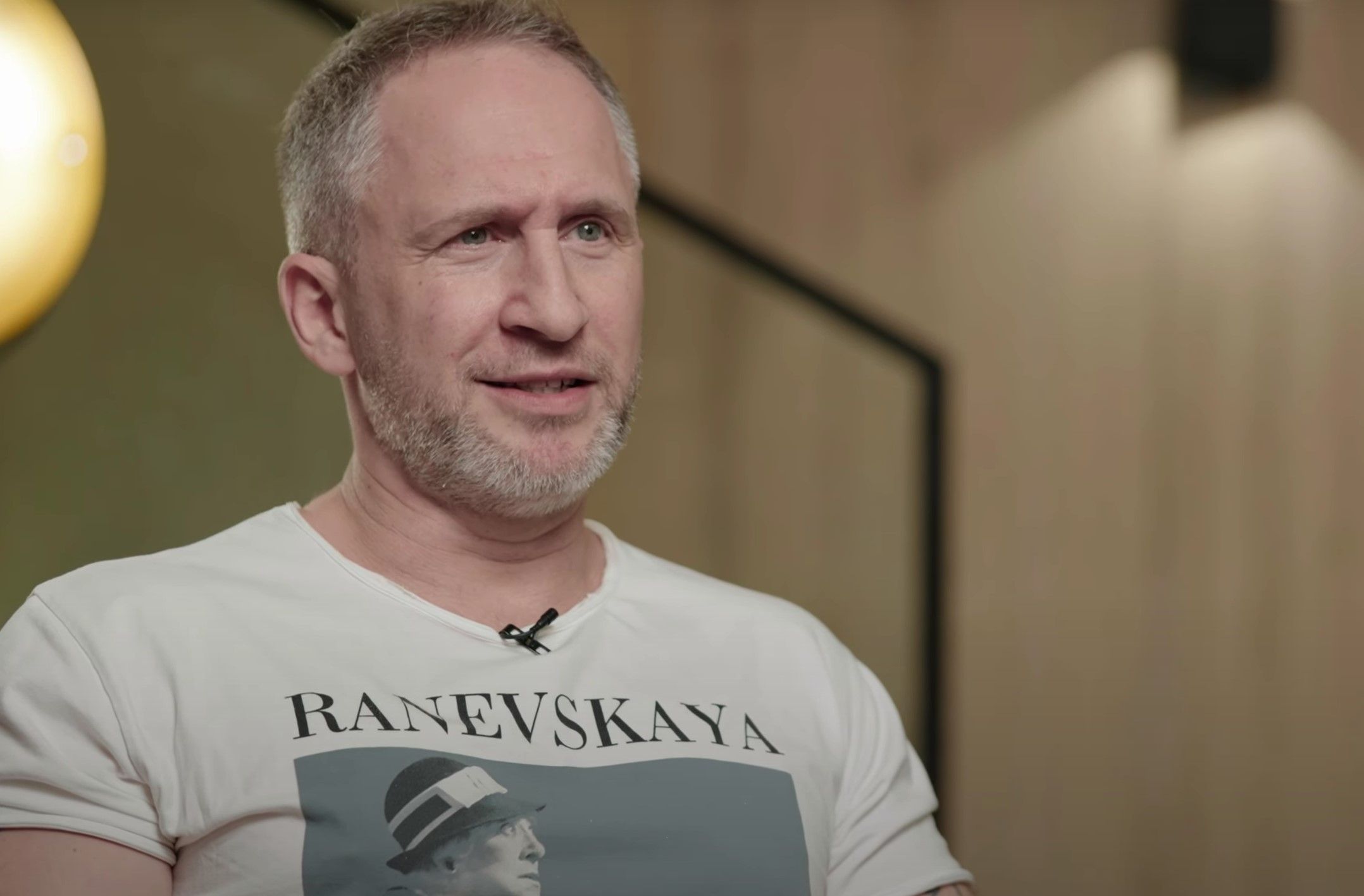Оскар Кучера надел футболку украинского бренда в интервью Дудя