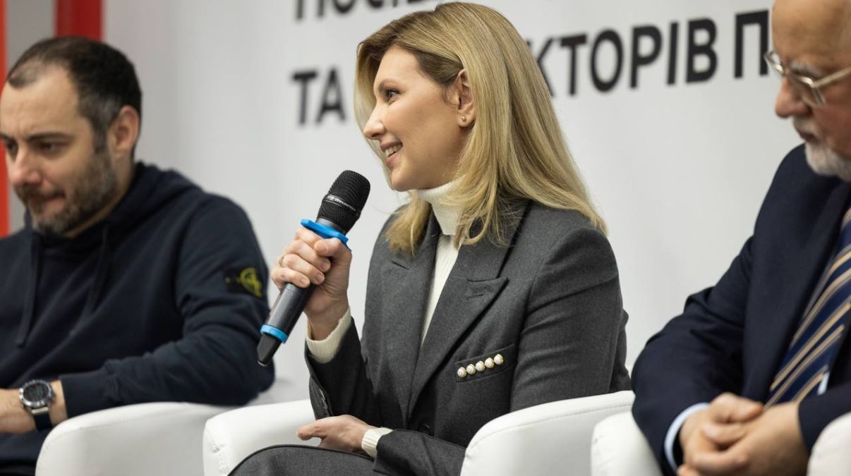 Елена Зеленская в сером костюме – фото со встречи со студентами Елена Зеленская в сером костюме – фото со встречи со студентами