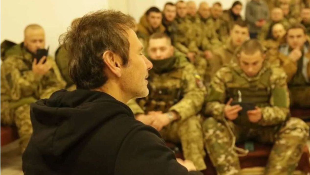 Святослав Вакарчук спел с бойцами в Бахмуте - видео
