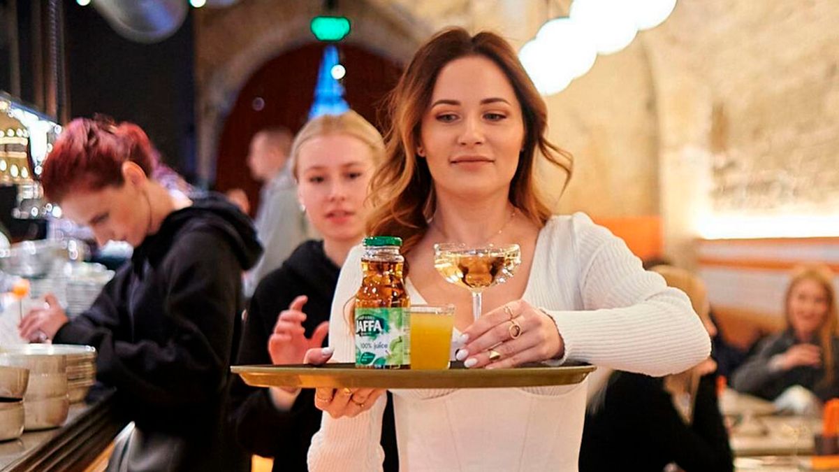 Девушка Тараса Цымбалюка взяла звезд официантами в свой ресторан – фото Девушка Тараса Цымбалюка взяла звезд официантами в свой ресторан – фото
