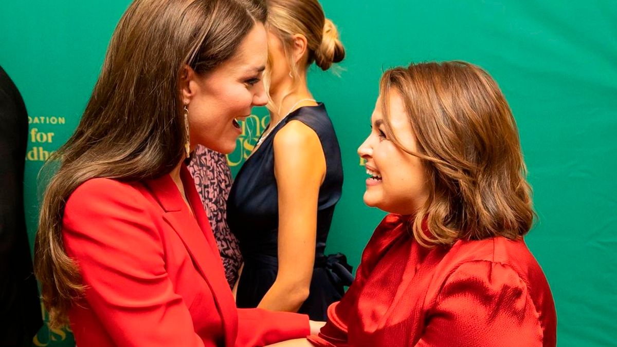 Кейт Міддлтон з'явилася дорогому червоному костюмі – скільки коштує – фото, відео