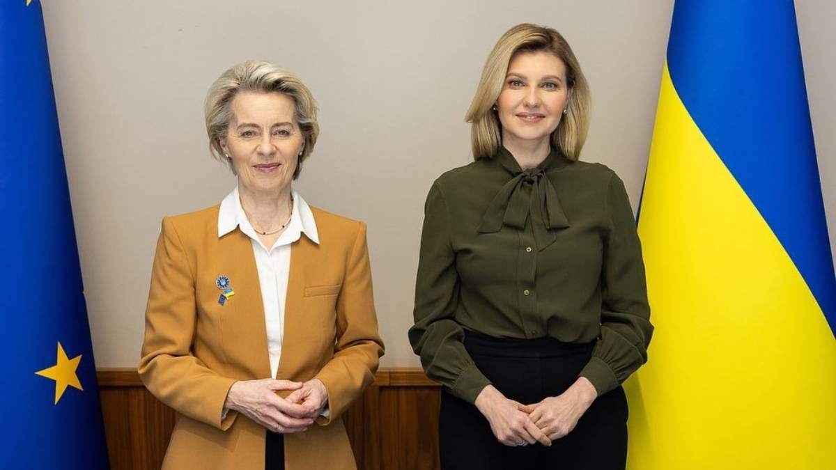 Олена Зеленська з Урсулою фон дер Ляєн – образ у блузці кольору хакі – фото Олена Зеленська з Урсулою фон дер Ляєн – образ у блузці кольору хакі – фото