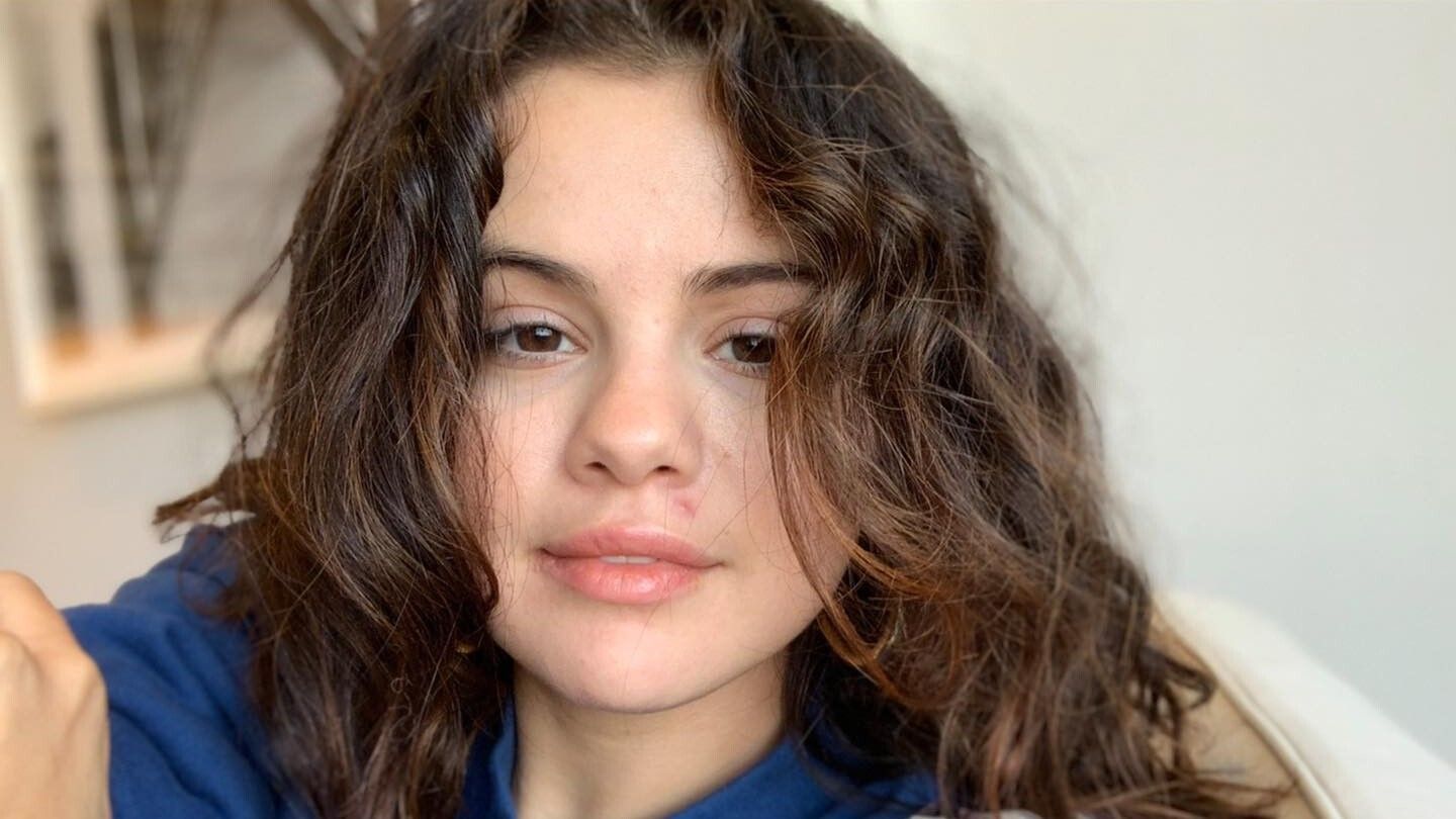 Селена Гомес показала фото без макияжа – как она выглядит Селена Гомес показала фото без макияжа – как она выглядит