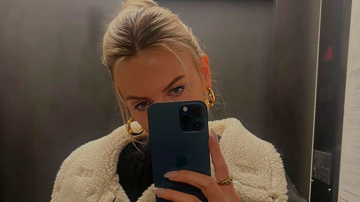 Леся Никитюк получила цветы и шарики от поклонника - забавная реакция - фото Леся Никитюк получила цветы и шарики от поклонника - забавная реакция - фото