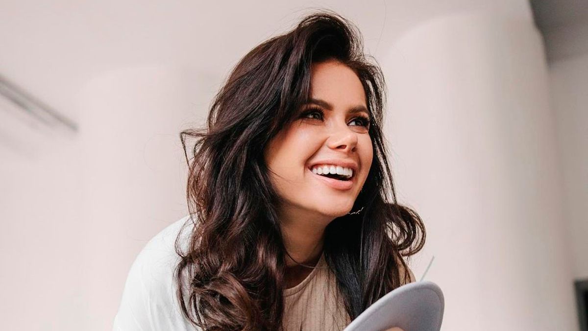 Аліна Шаманська забрала телевізор зі смітника – він коштує тисячі доларів – фото Аліна Шаманська забрала телевізор зі смітника – він коштує тисячі доларів – фото