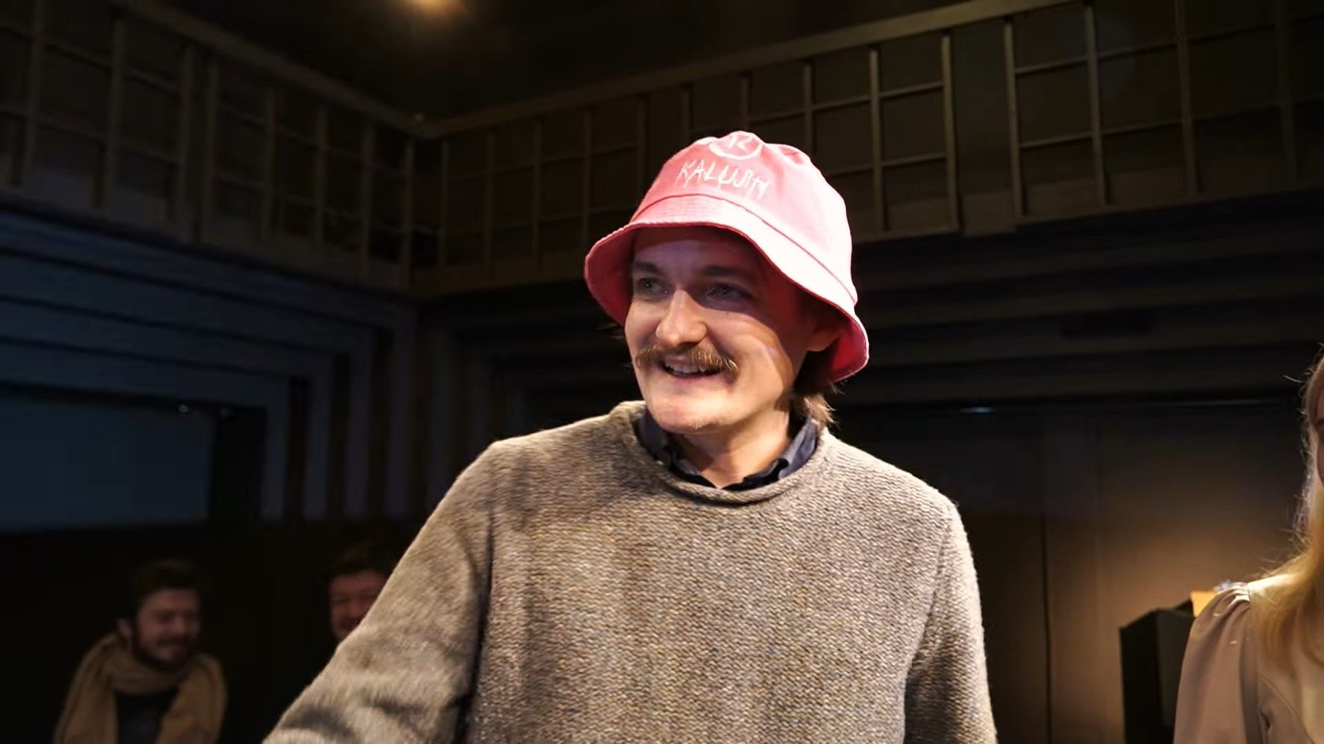 Джек Глисон в Украине - Kalush подарили ему розовую панаму. Джек Глисон в Украине - Kalush подарили ему розовую панаму.