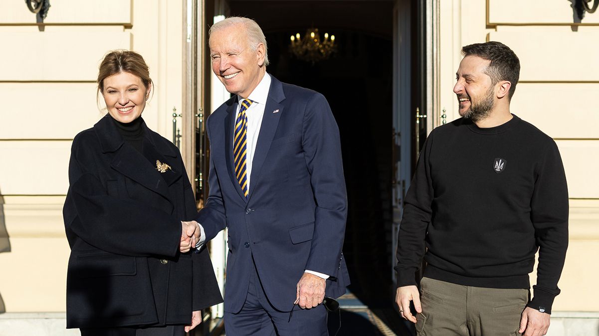 Байден приїхав до Києва в синьо-жовтій краватці – фото Байден приїхав до Києва в синьо-жовтій краватці – фото
