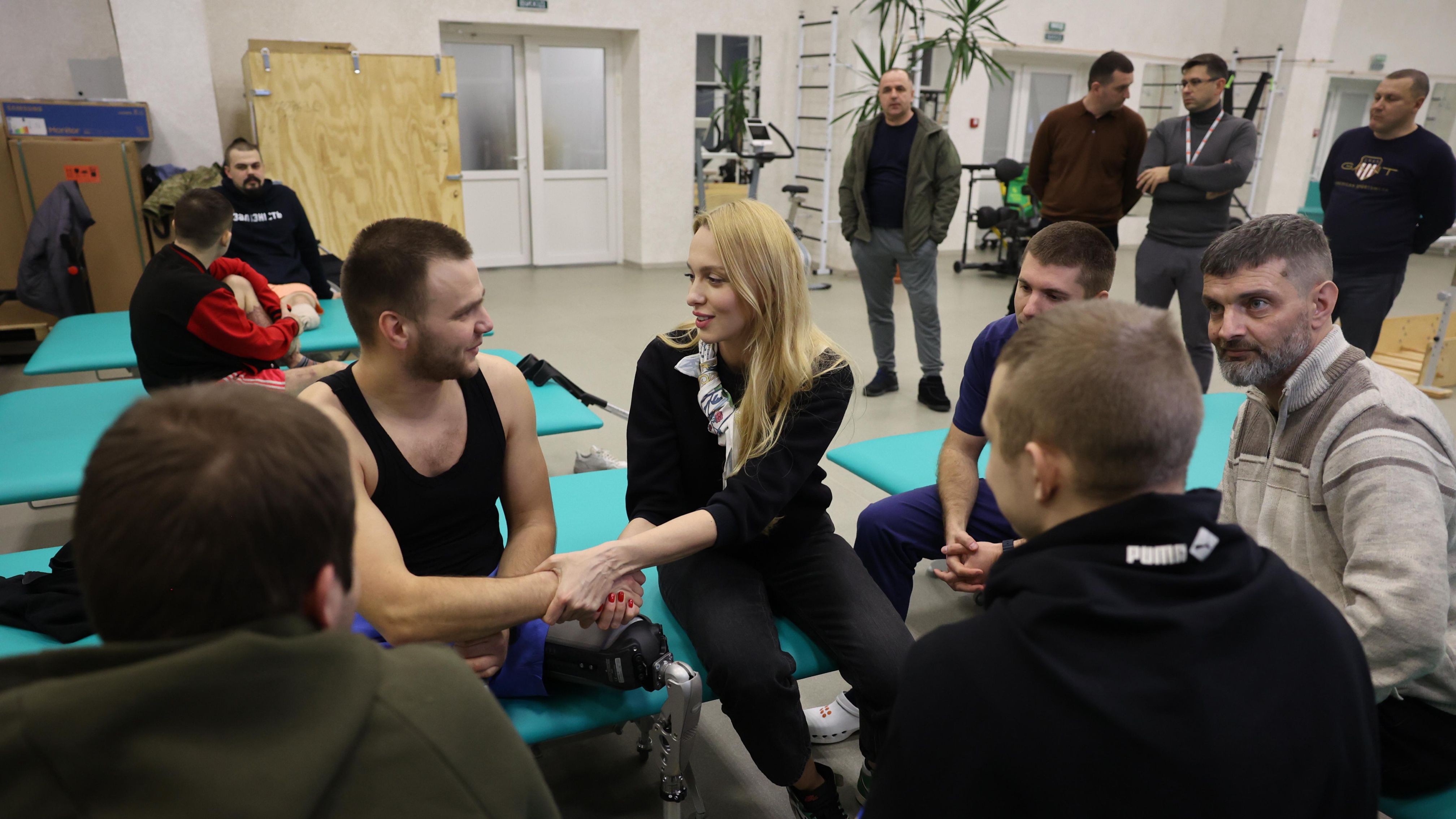 Оля Полякова и Михаил Дианов посетили военных. Оля Полякова и Михаил Дианов посетили военных.