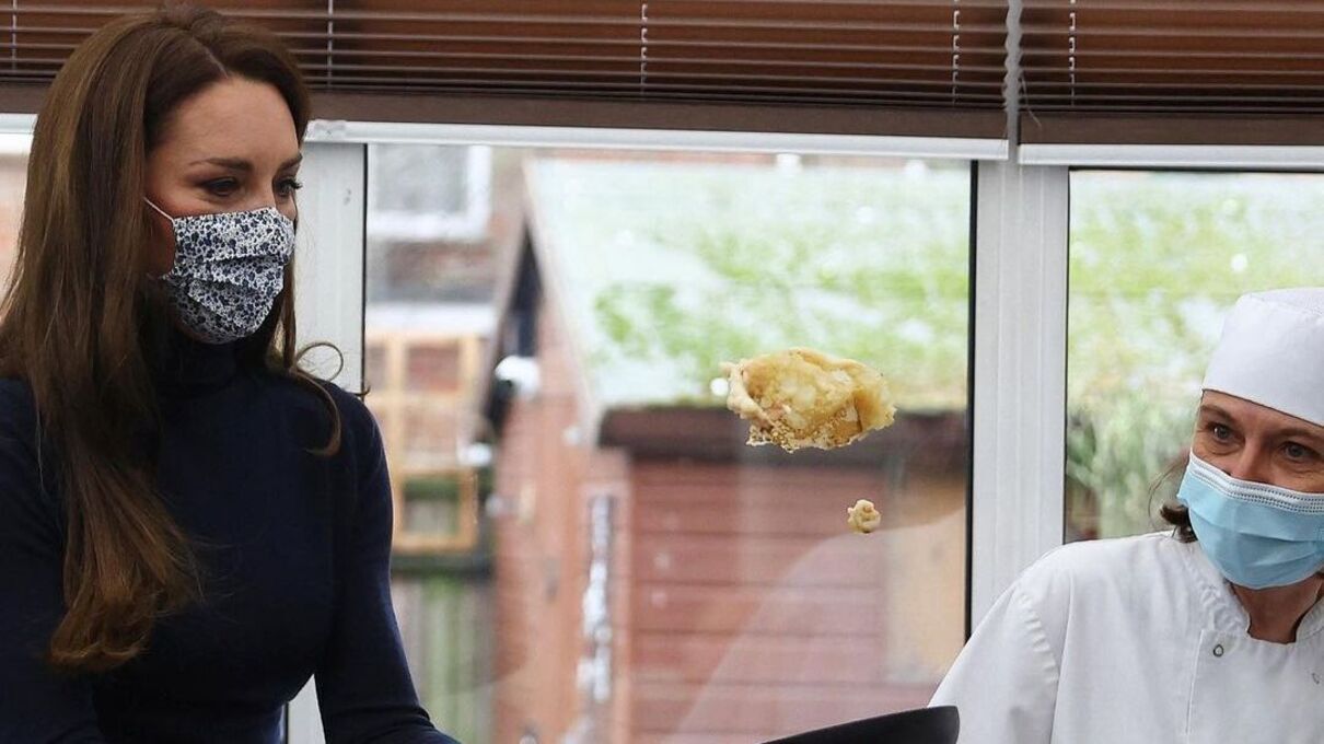 Кейт Миддлтон посетила пожилых людей - образ принцессы - фото Кейт Миддлтон посетила пожилых людей - образ принцессы - фото