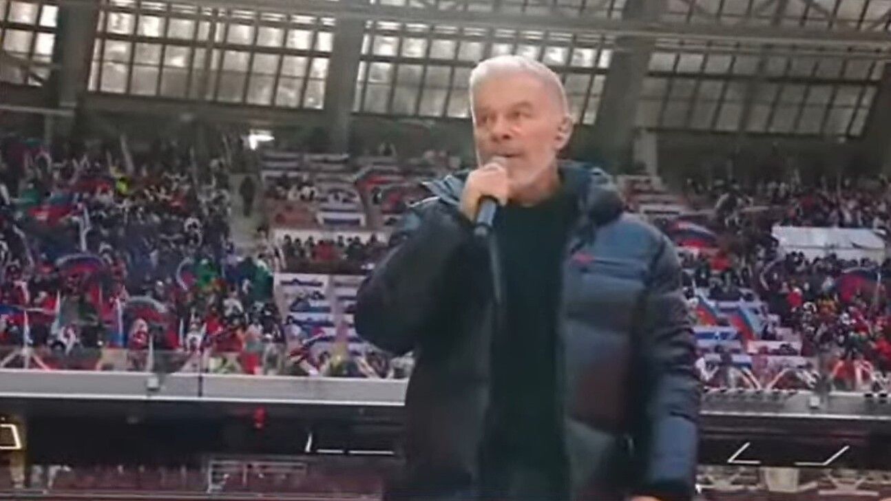 Концерт на Лужниках – Олег Газманов заклеил логотип Prada – фото Концерт на Лужниках – Олег Газманов заклеил логотип Prada – фото