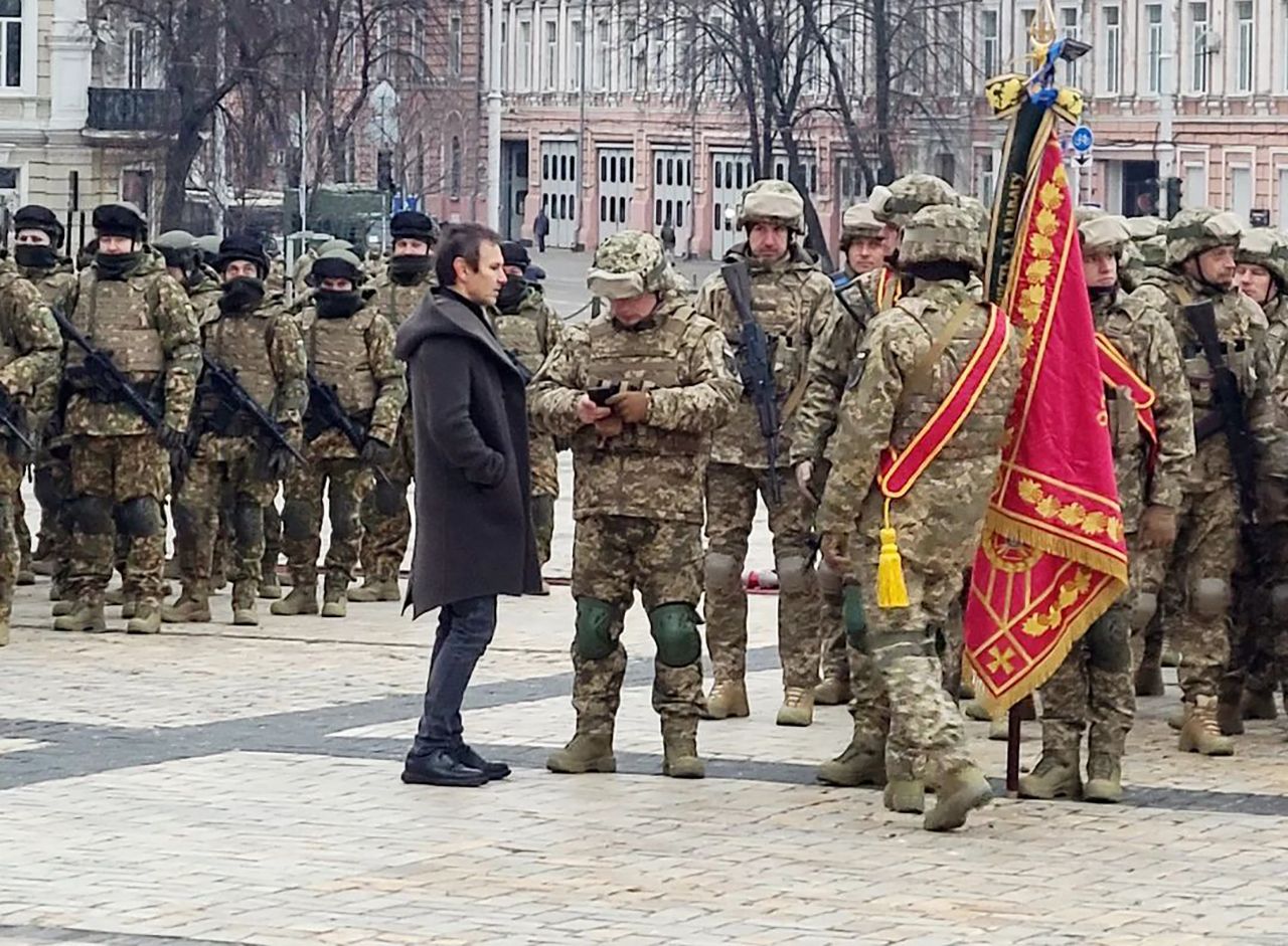 Вакарчук заспівав для військових під час нагородження Вакарчук заспівав для військових під час нагородження
