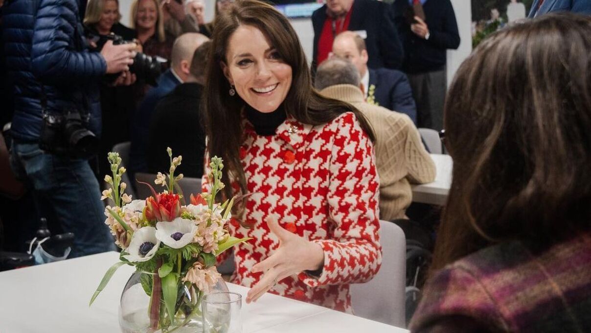 Кейт Миддлтон посетила матч регби в ярком пальто Кейт Миддлтон посетила матч регби в ярком пальто