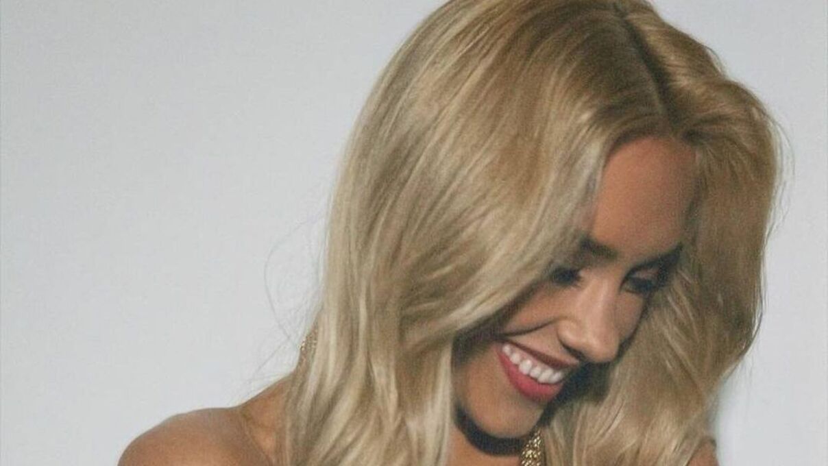 Даша Цветкова рассекретила поклонника - кто дарит ей цветы Даша Цветкова рассекретила поклонника - кто дарит ей цветы