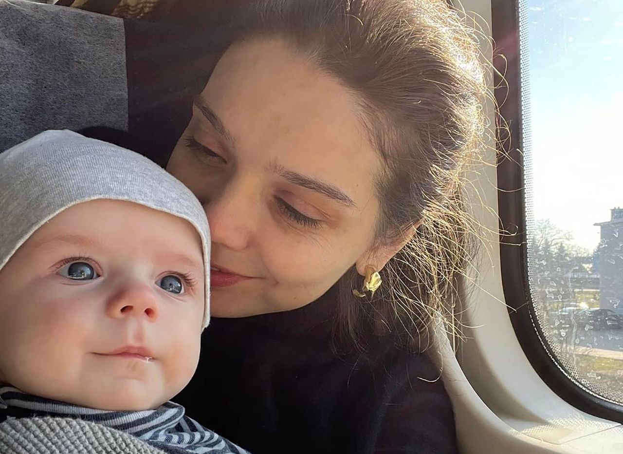 Жена Сенцова Вероника вернулась с сыном домой Жена Сенцова Вероника вернулась с сыном домой