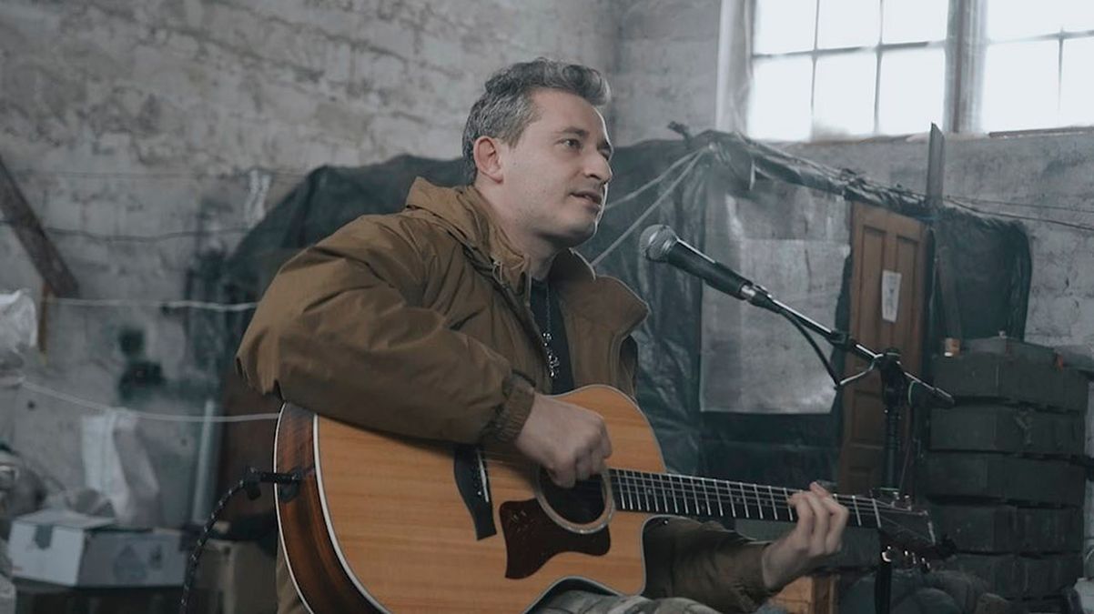 Коля Сєрга назвав артиста, з яким вигадав Культурний десант – це скрипаль Коля Сєрга назвав артиста, з яким вигадав Культурний десант – це скрипаль