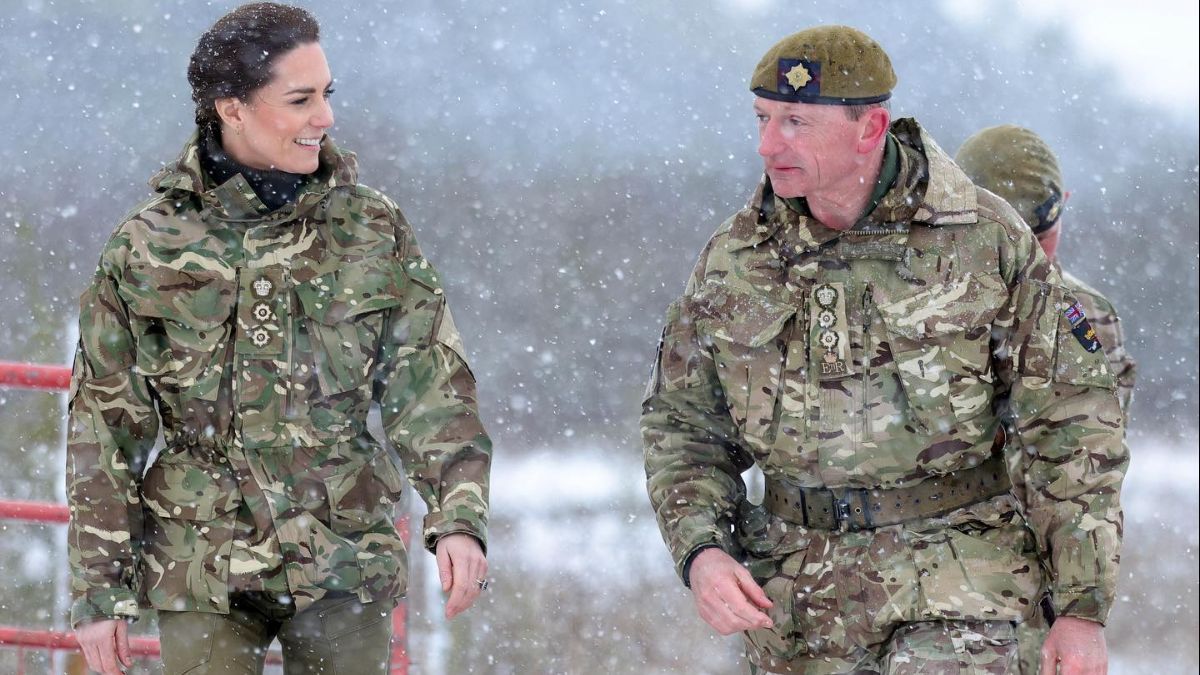 Кейт Міддлтон зустрілася з військовими, які тренують ЗСУ – фото у камуфляжі Кейт Міддлтон зустрілася з військовими, які тренують ЗСУ – фото у камуфляжі