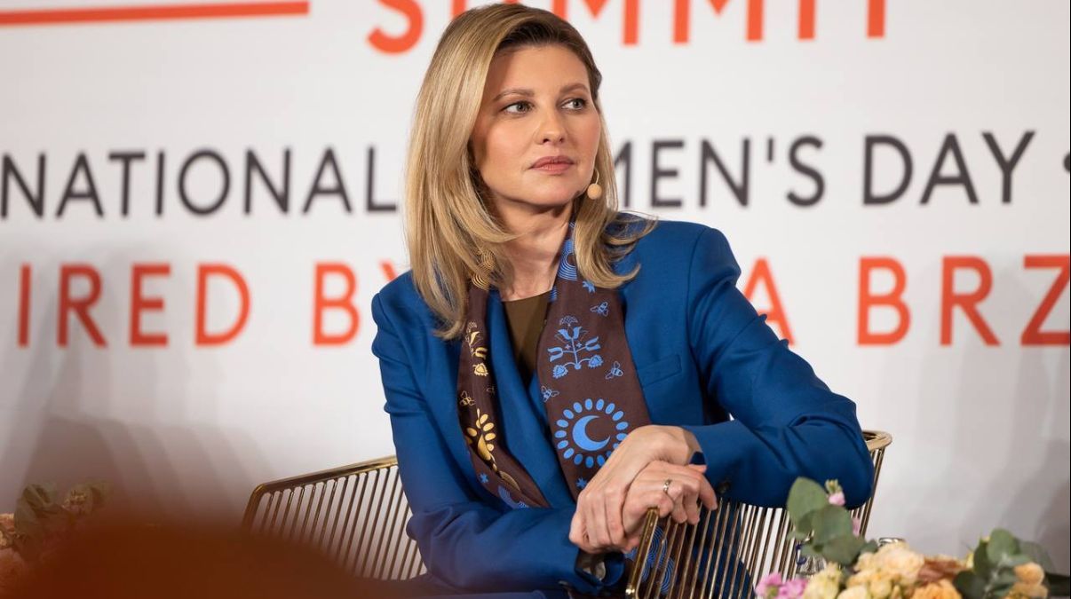 Елена Зеленская в синем костюме выступила на форуме Forbes 30/50 - фото, видео Елена Зеленская в синем костюме выступила на форуме Forbes 30/50 - фото, видео