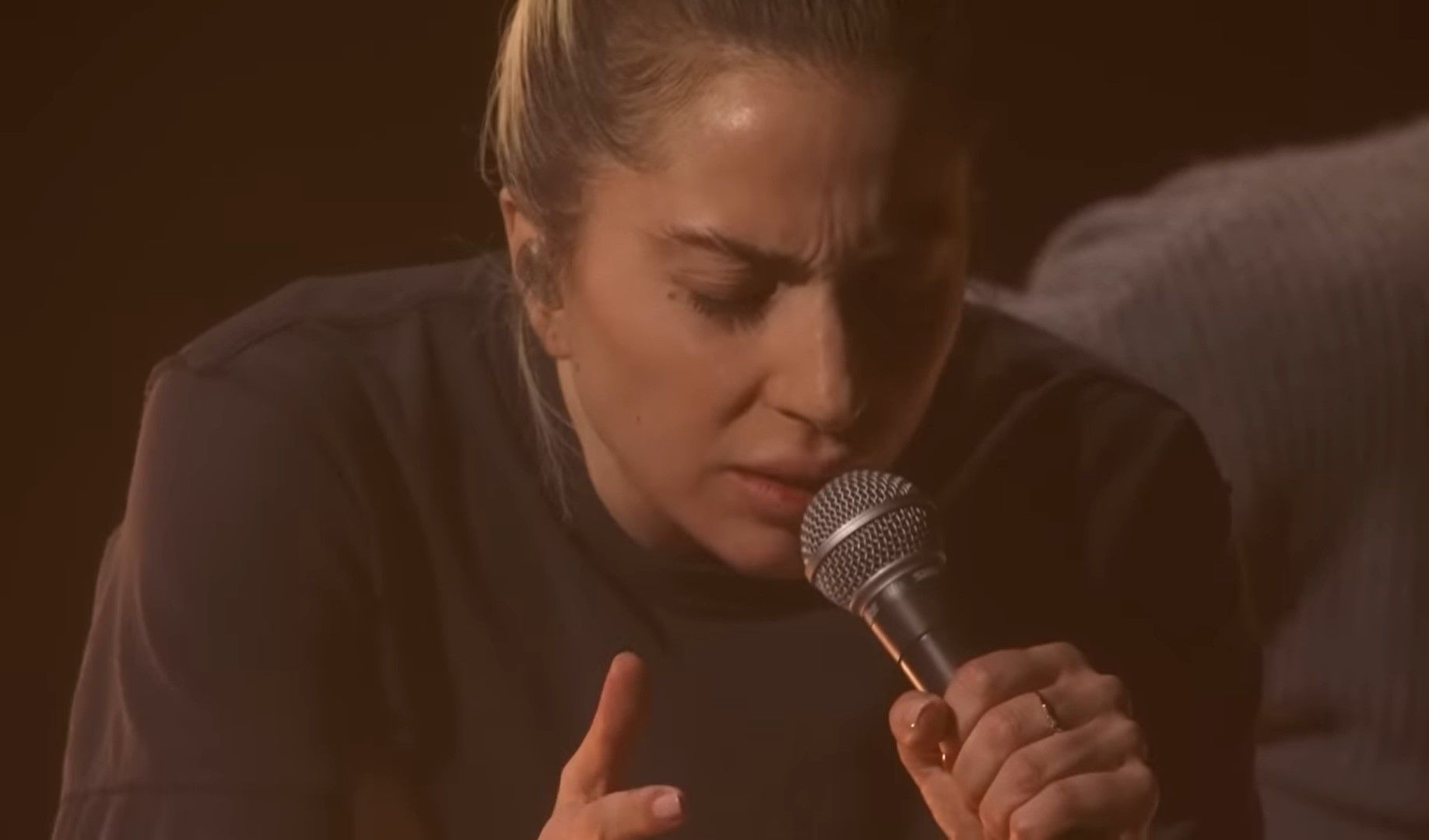 Леди Гага выступила на Оскаре без макияжа – реакция сети Леди Гага выступила на Оскаре без макияжа – реакция сети