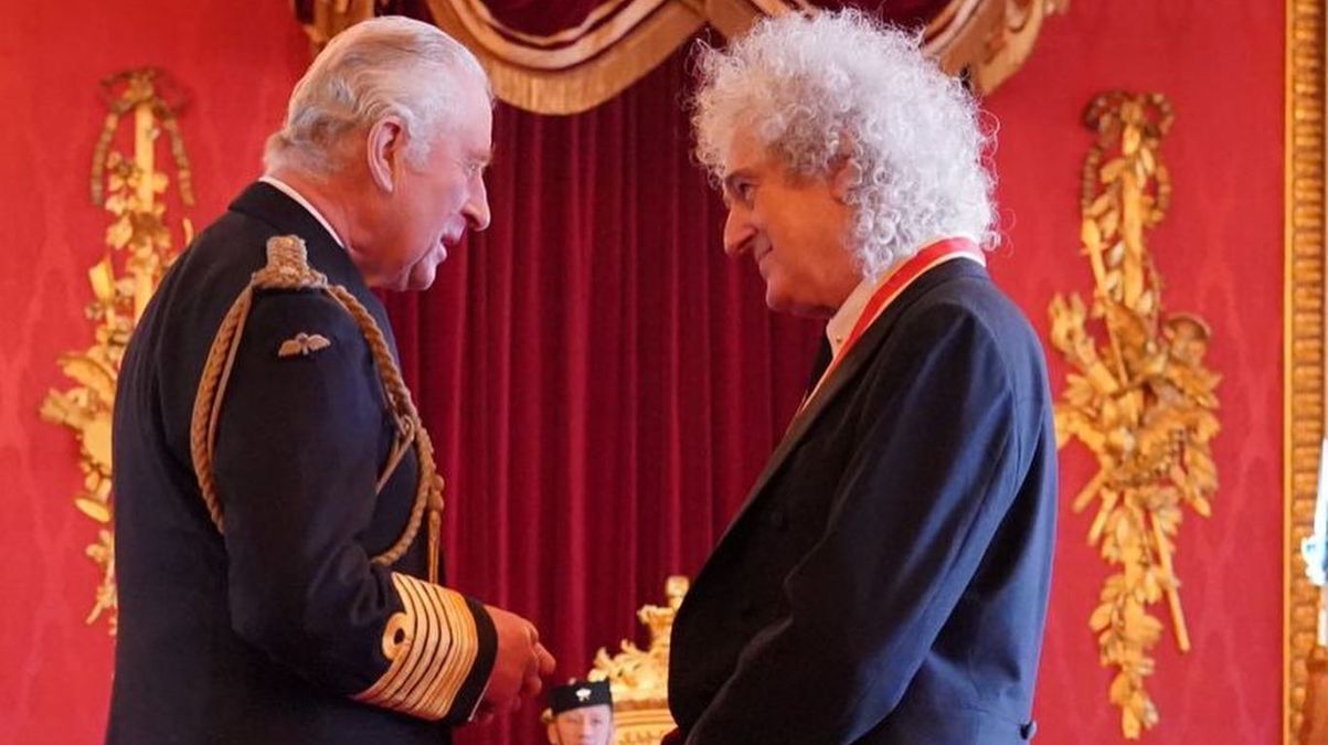 Чарльз III посвятил в рыцари гитариста Queen Брайана Мэя: фото из Букингемского дворца Чарльз III посвятил в рыцари гитариста Queen Брайана Мэя: фото из Букингемского дворца
