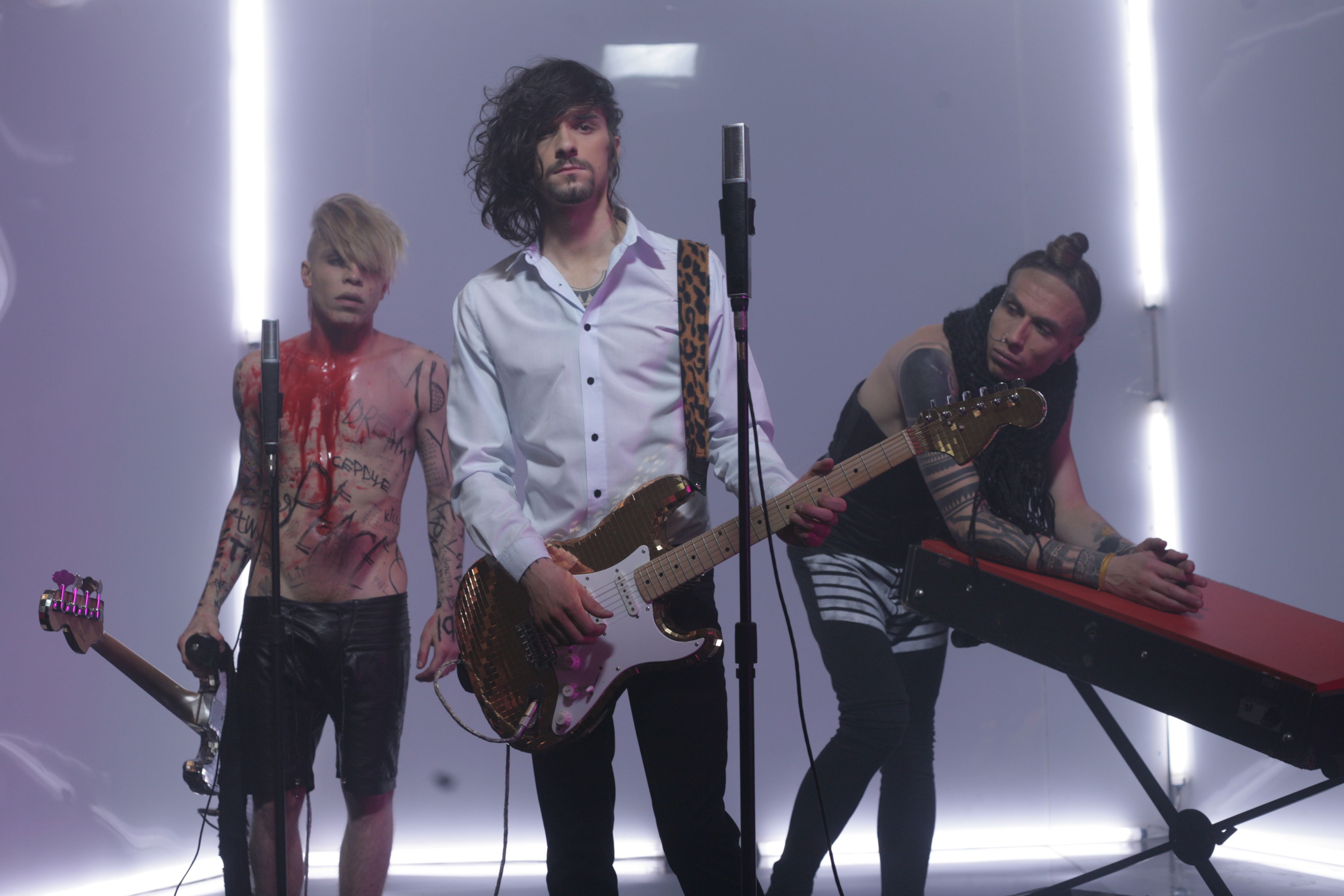 Quest Pistols перевели хит "Я твой наркотик" Quest Pistols перевели хит "Я твой наркотик"