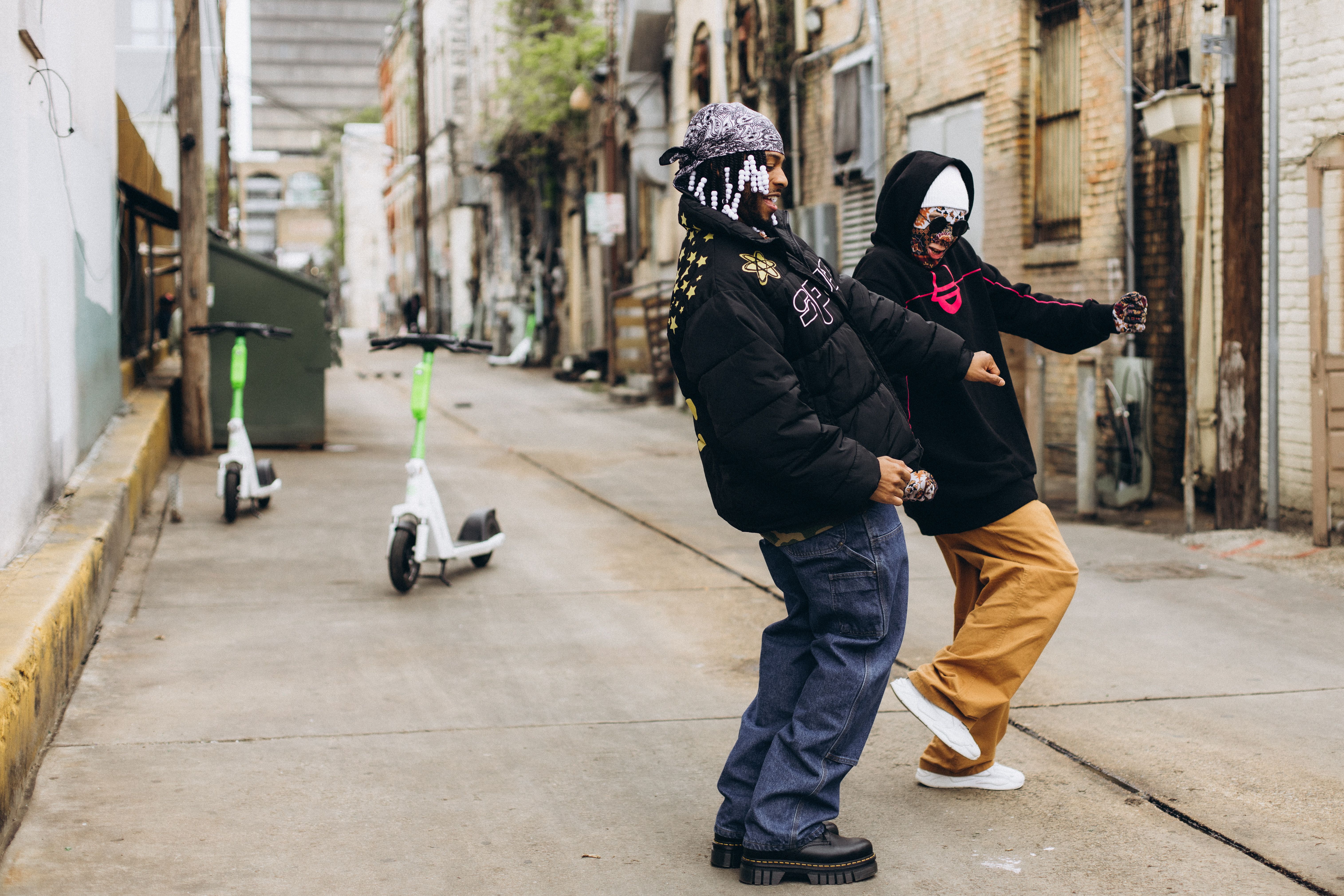 Kalush Orchestra станцевали брейк с рэпером Armani White Kalush Orchestra станцевали брейк с рэпером Armani White