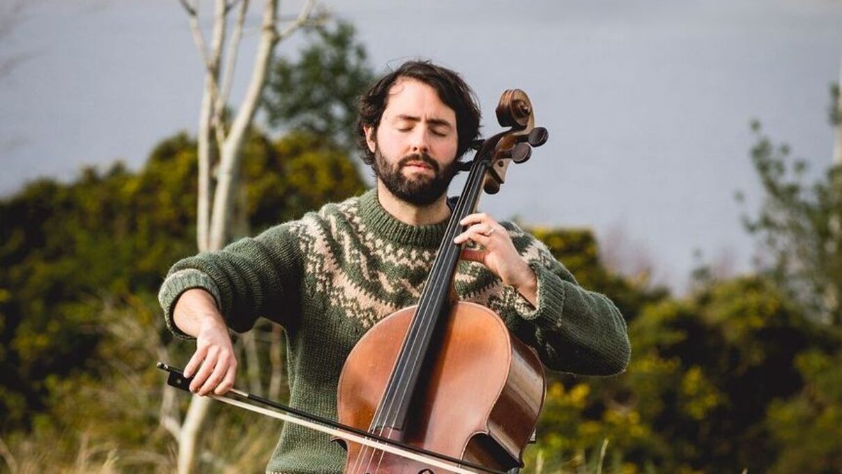 Ой у вишневому саду на виолончели - видео из Великобритании Ой у вишневому саду на виолончели - видео из Великобритании