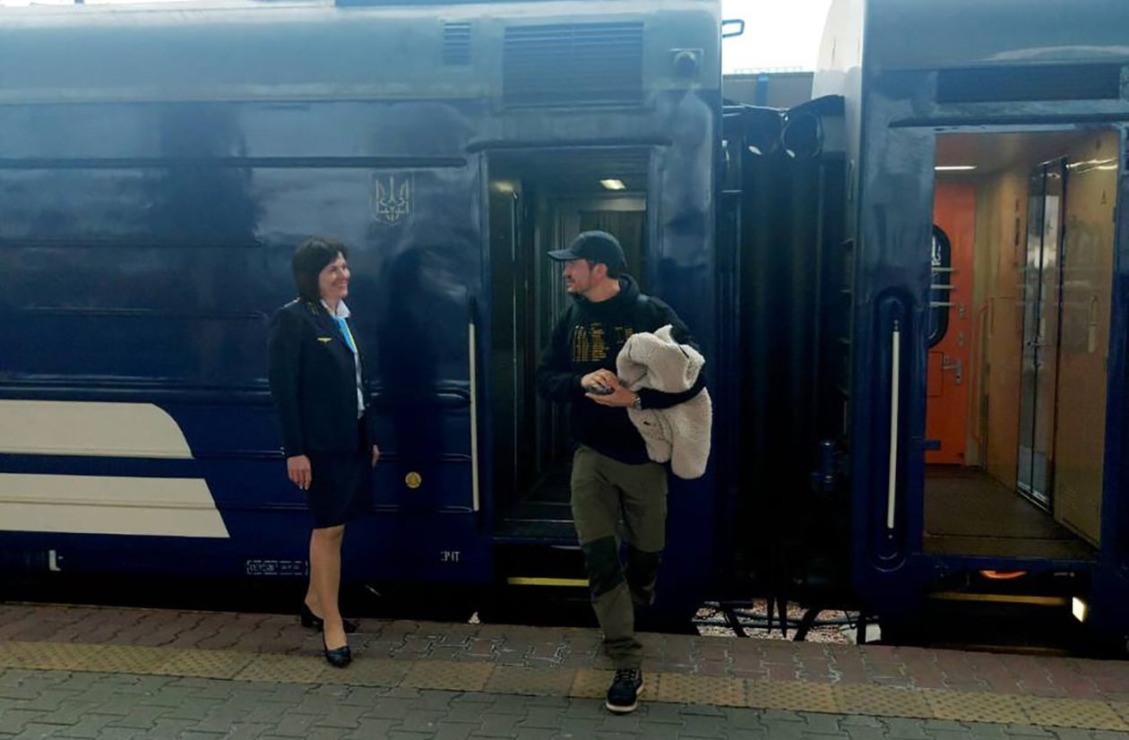 Орландо Блум выходит из поезда в Киеве