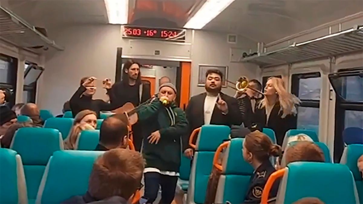 Монатік заспівав в електричці – як відреагували пасажири – відео