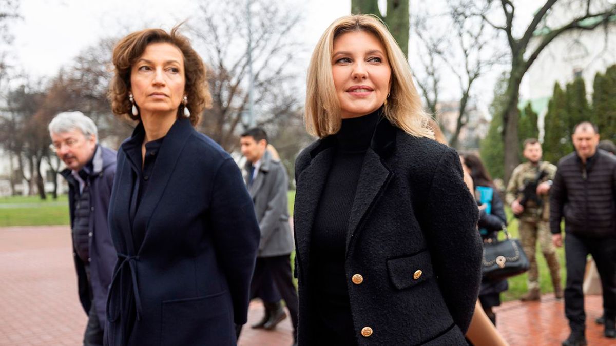 Елена Зеленская в Чернигове – образ в пиджаке и укороченных штанах – фото, видео Елена Зеленская в Чернигове – образ в пиджаке и укороченных штанах – фото, видео