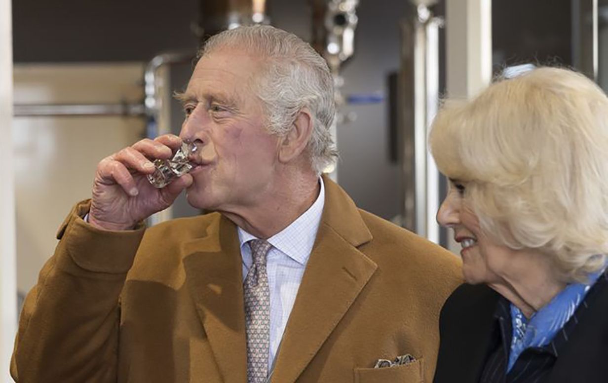 Короля Чарльза поймали со рюмкой Короля Чарльза поймали со рюмкой