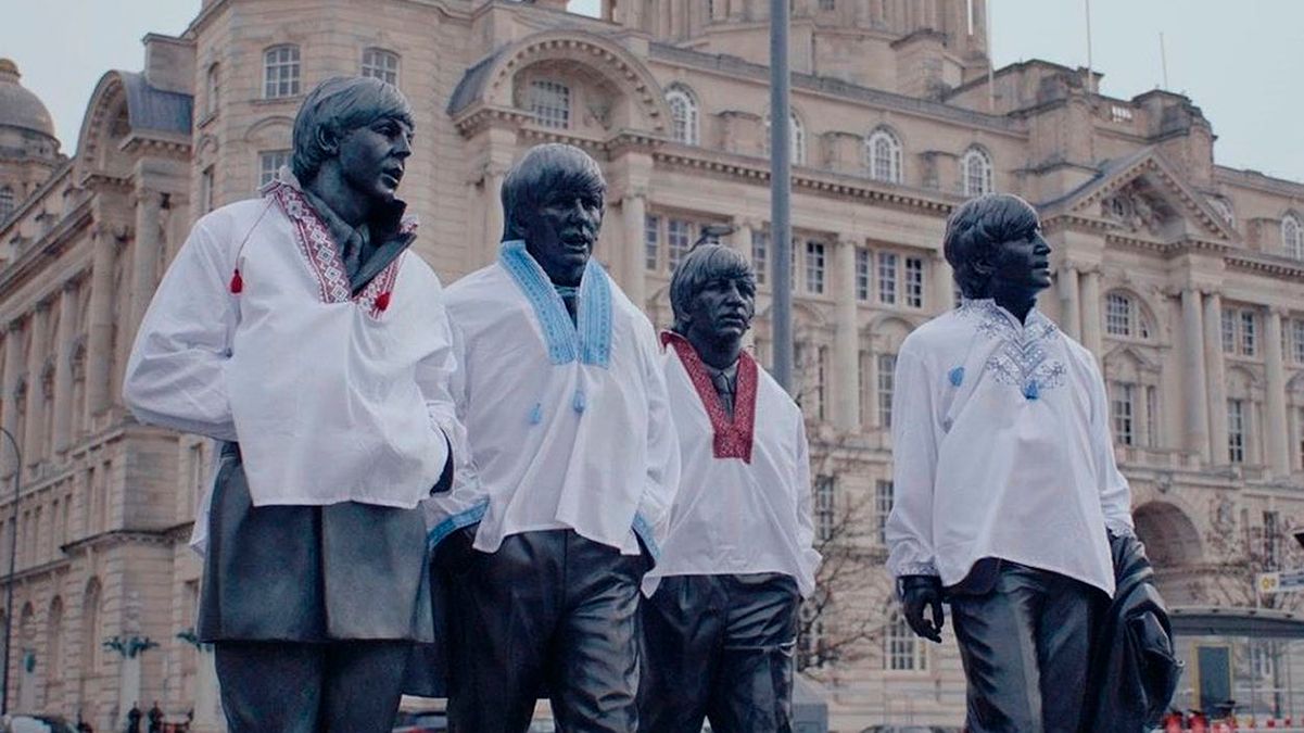 Євробачення 2023 – пам'ятник The Beatles одягли у вишиванки – як це виглядає