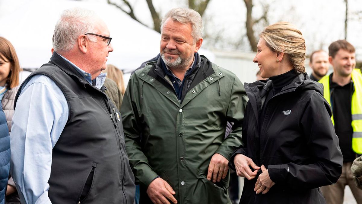 Олена Зеленська приїхала в Бучу у джинсах і кросівках – фото в повсякденному образі Олена Зеленська приїхала в Бучу у джинсах і кросівках – фото в повсякденному образі