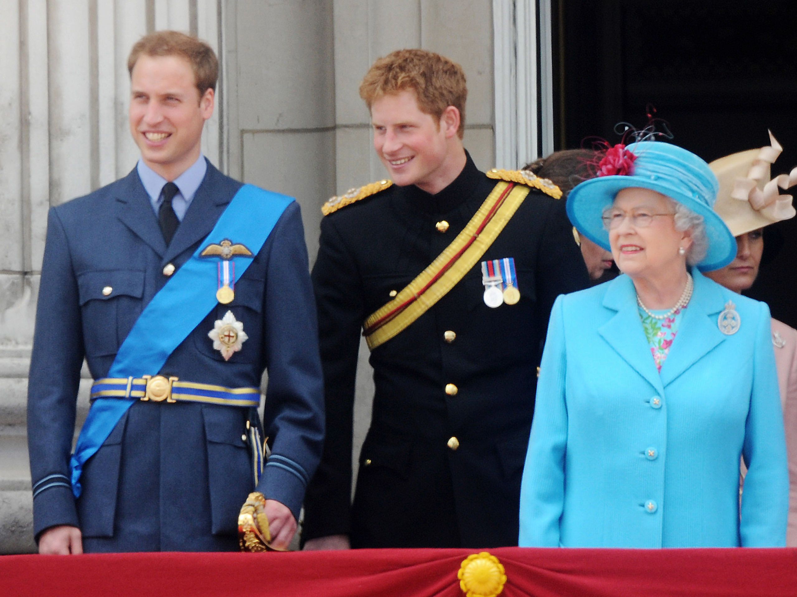 Королева Елизавета с принцами Уильямом и Гарри