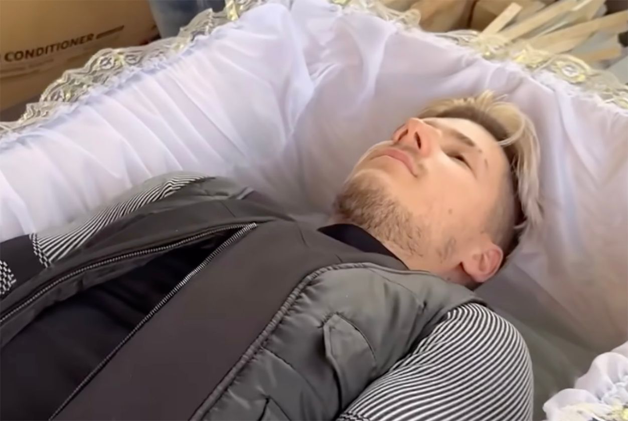 Александр Волошин закрылся в гробу Александр Волошин закрылся в гробу