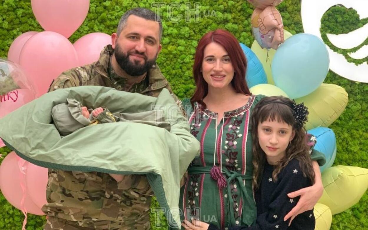 Евгению Эмеральд выписали из роддома – в сети появились фото семьи – Lifestyle 24 Евгению Эмеральд выписали из роддома – в сети появились фото семьи – Lifestyle 24