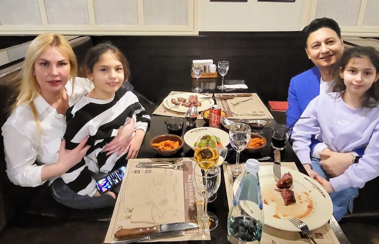 Камалія з чоловіком Захуром Мохаммедом та дітьми Камалія з чоловіком Захуром Мохаммедом та дітьми