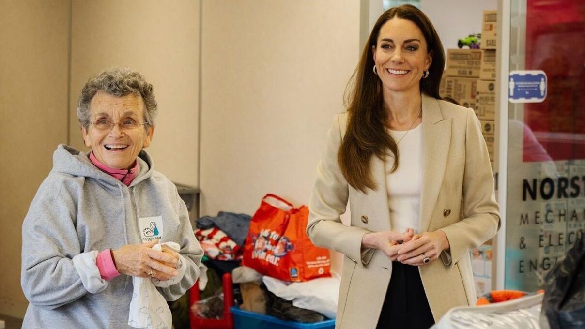 Кейт Міддлтон допомогла волонтерам - кадри стильного образу Кейт Міддлтон допомогла волонтерам - кадри стильного образу