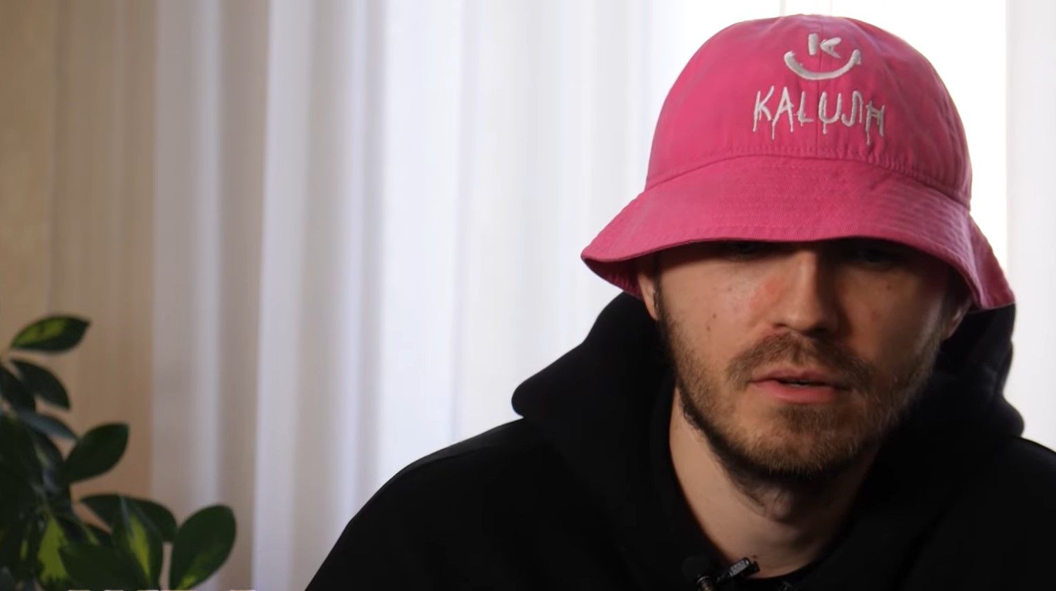 Лідер Kalush Orchestra розповів, ким працює його мама Стефанія Лідер Kalush Orchestra розповів, ким працює його мама Стефанія