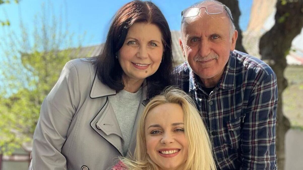 Лілія Ребрик зустрілась з батьками - рідкісне фото з Чернівців Лілія Ребрик зустрілась з батьками - рідкісне фото з Чернівців