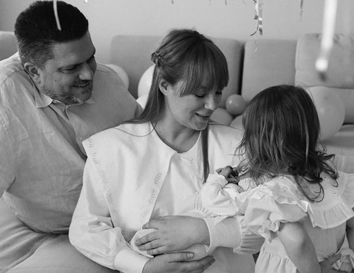 Світлана Тарабарова познайомила дітей з новонародженою сестричкою