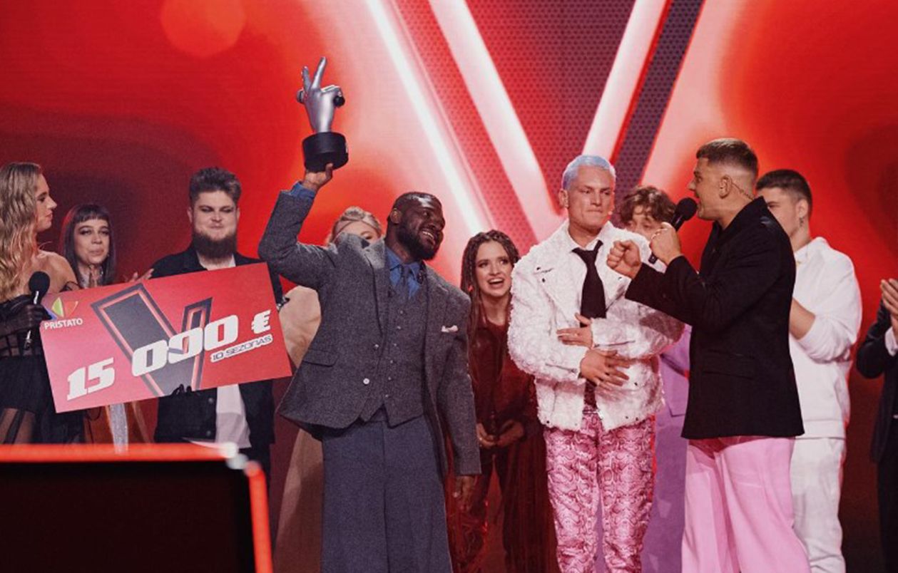 Переможець литовського "Голосу країни" у фіналі шоу розгорнув прапор України і розплакався - Showbiz