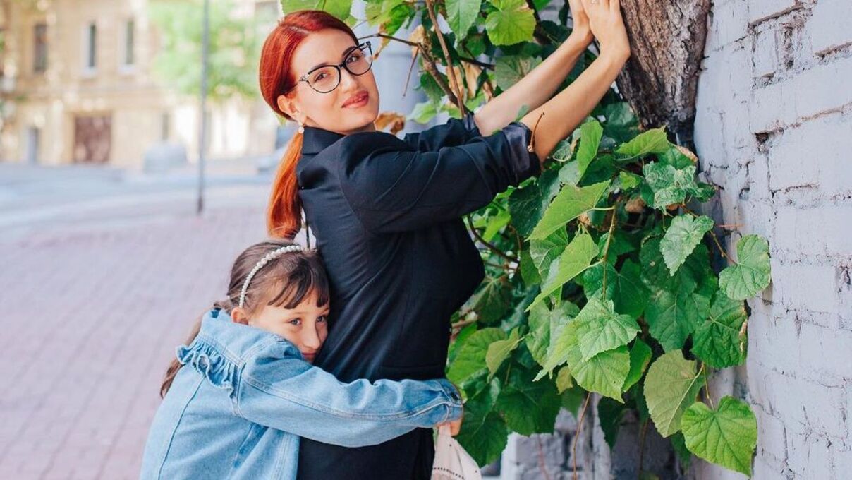 Євгенія Емеральд пояснила, чому не показує старшу доньку Євгенія Емеральд пояснила, чому не показує старшу доньку