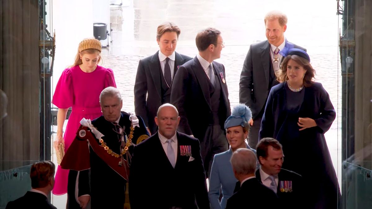 Принцесса Беатрис одела яркое платье на коронацию Чарльза III – фото, видео