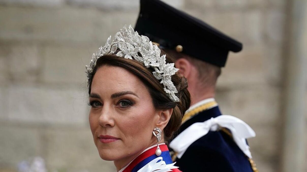 Кейт Миддлтон и Шарлотта на коронации Чарльза III - означавшие головные уборы Кейт Миддлтон и Шарлотта на коронации Чарльза III - означавшие головные уборы