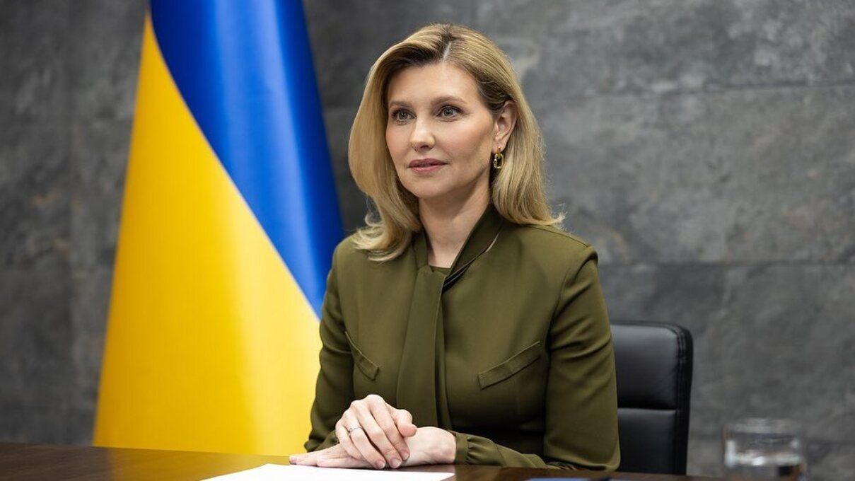 Елена Зеленская показала приглашение на коронацию Чарльза ІІІ - фото Елена Зеленская показала приглашение на коронацию Чарльза ІІІ - фото