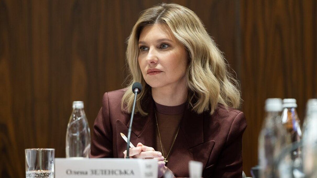 Олена Зеленська на зустрічі постала у стильному вбранні - фото образу Олена Зеленська на зустрічі постала у стильному вбранні - фото образу
