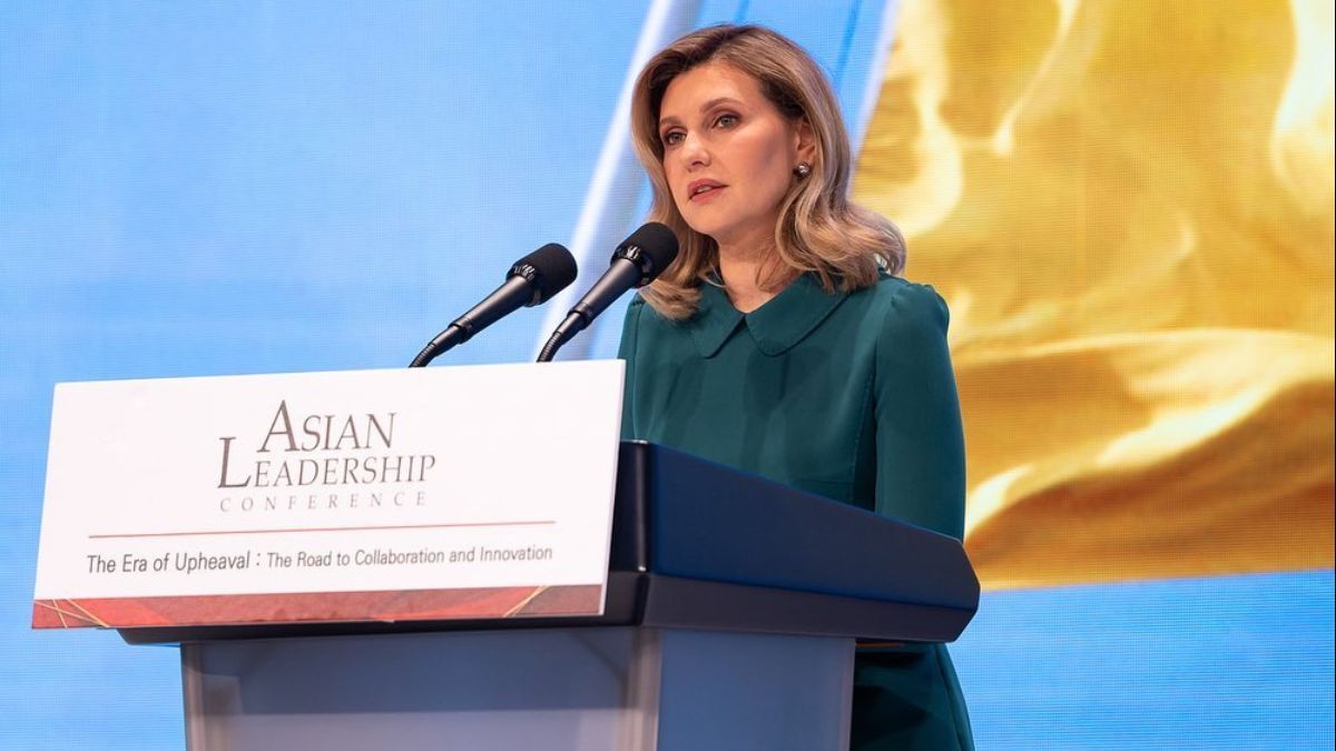 Елена Зеленская в изумрудном платье – фото в Корее с Борисом Джонсоном Елена Зеленская в изумрудном платье – фото в Корее с Борисом Джонсоном