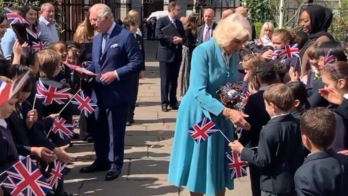 Чарльз ІІІ та Камілла вперше вийшли у світ після коронації - відео Чарльз ІІІ та Камілла вперше вийшли у світ після коронації - відео